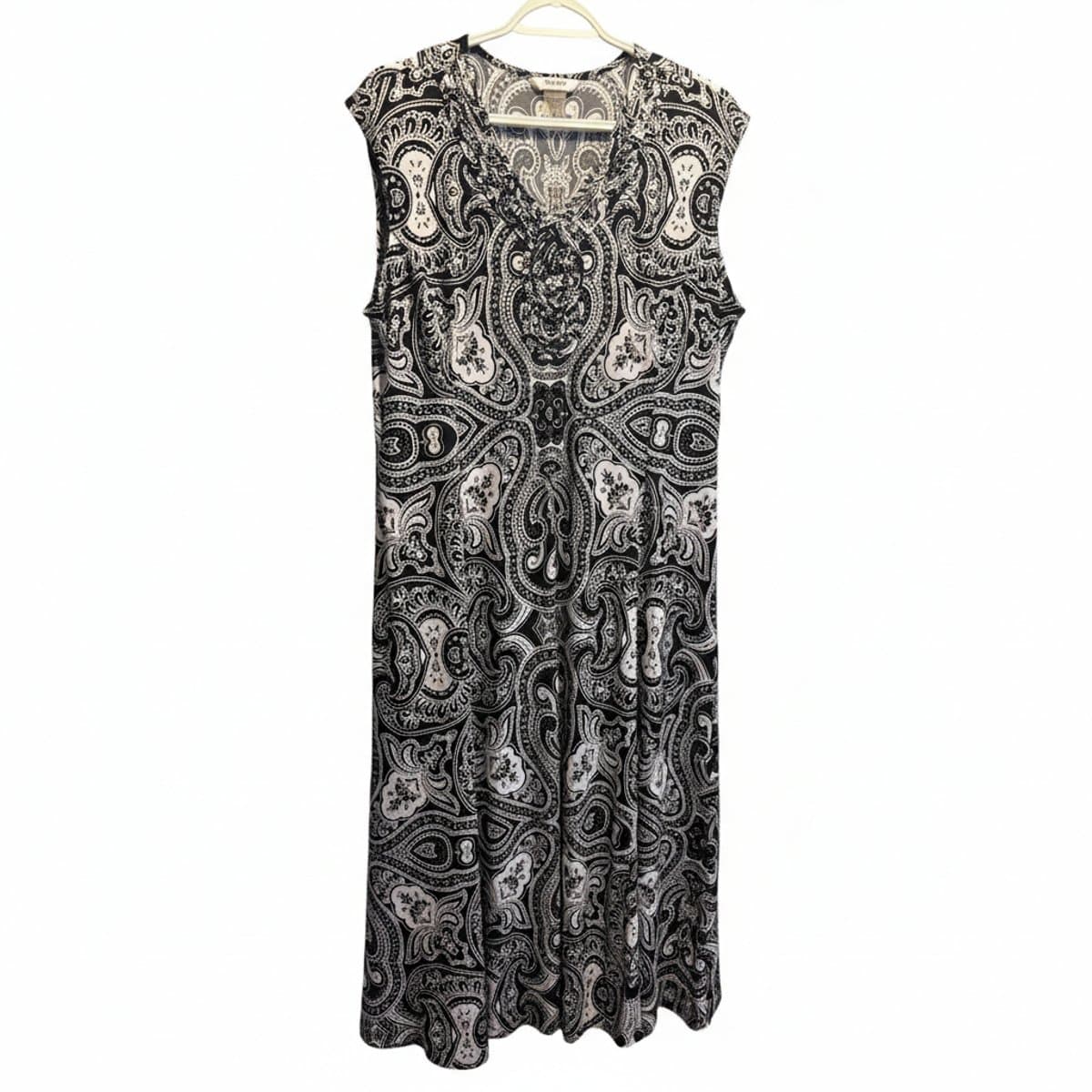 Tan Jay Petite Monochromatic Ornate Paisley Resort Maxi Dress